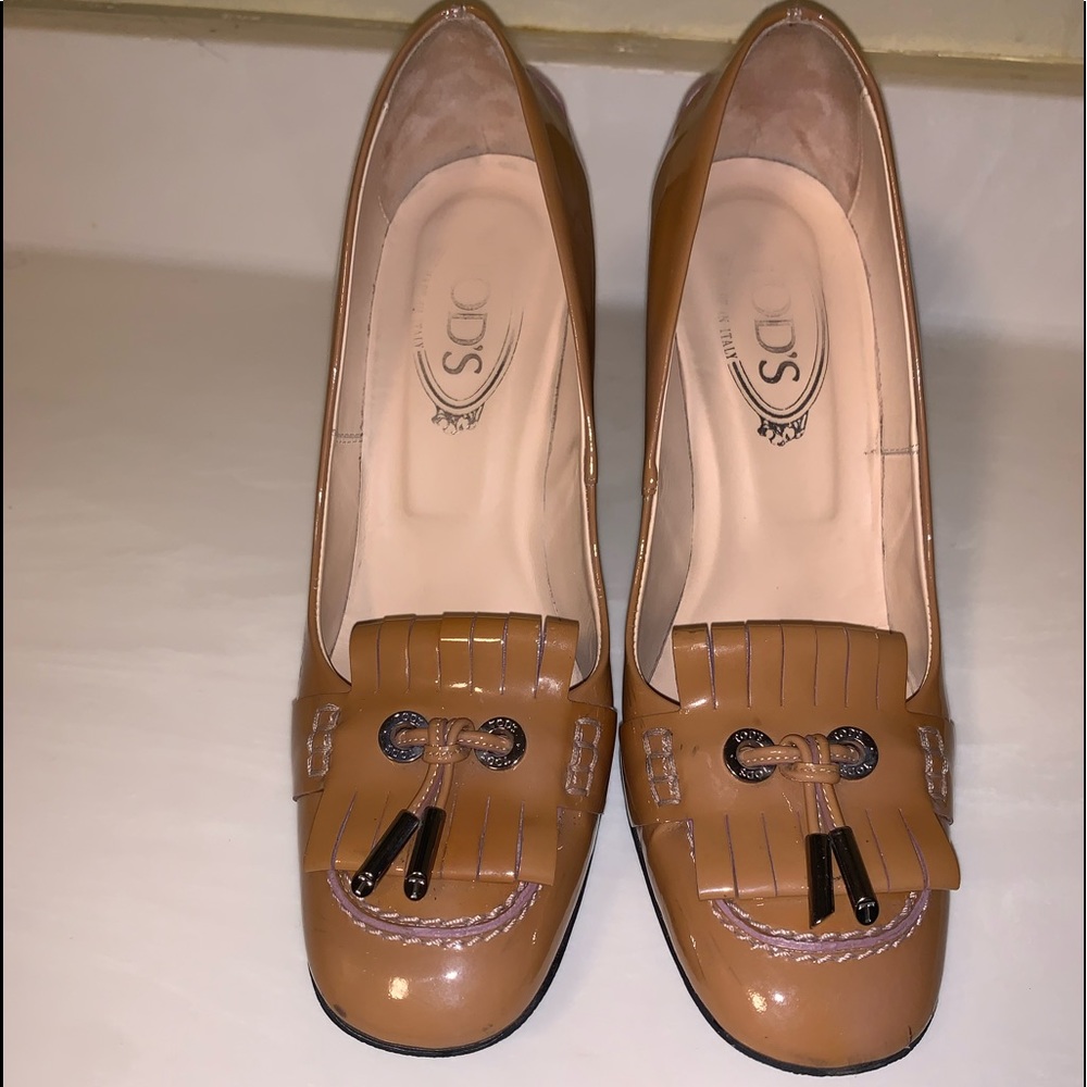 TOD’S classic patent leather pumps